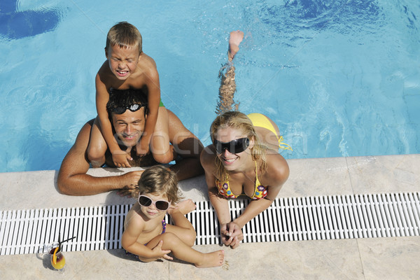 Mutlu genç aile eğlence yüzme havuzu yaz tatili Stok fotoğraf © dotshock