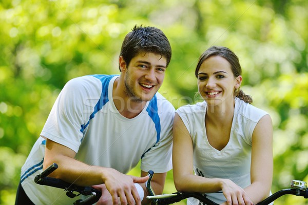 Fericit cuplu calarie bicicletă în aer liber sănătate Imagine de stoc © dotshock