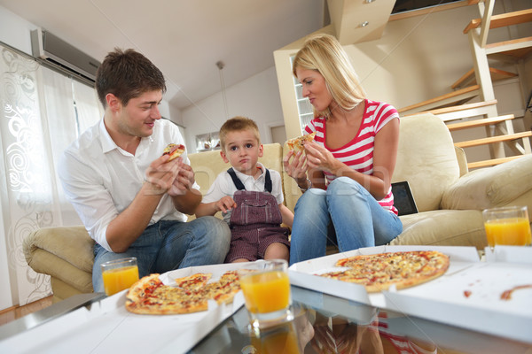 Aile yeme pizza mutlu genç lezzetli Stok fotoğraf © dotshock