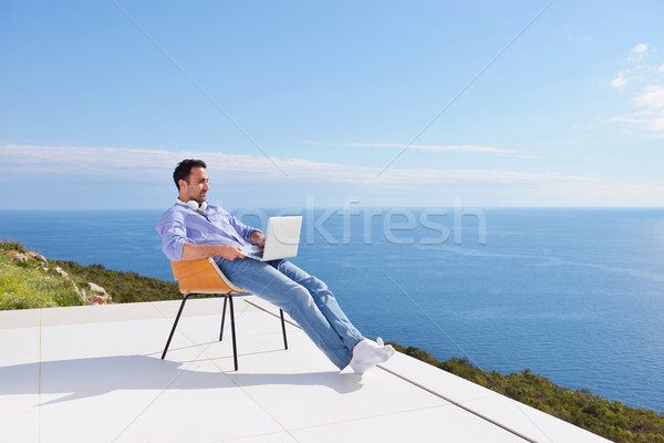 Tânăr acasă balcon frumos relaxare Imagine de stoc © dotshock