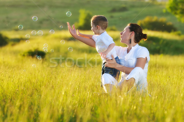 женщину ребенка пузыря счастливым Открытый играет Сток-фото © dotshock