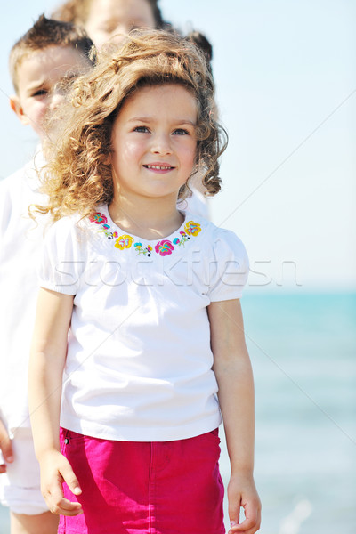Сток-фото: счастливым · ребенка · группа · играет · пляж · весело