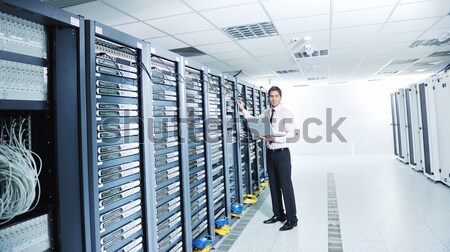 Tineri data center serverul cameră frumos om de afaceri Imagine de stoc © dotshock