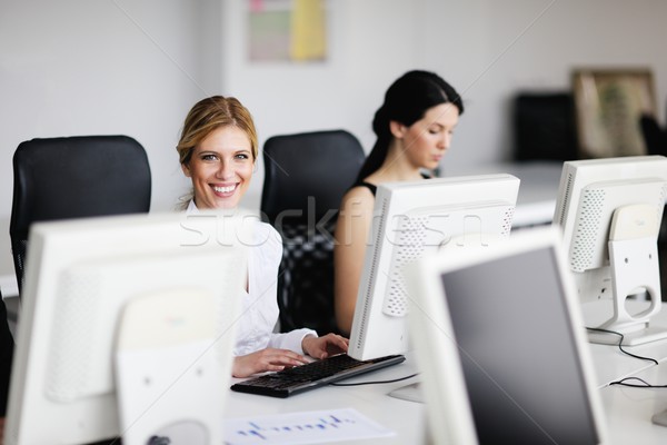 Pessoas de negócios grupo trabalhando cliente ajudar secretária Foto stock © dotshock