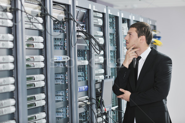 Foto stock: Jóvenes · centro · de · datos · servidor · habitación · guapo · hombre · de · negocios