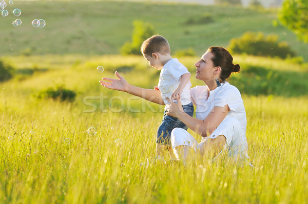 Vrouw kind bubble gelukkig outdoor spelen Stockfoto © dotshock