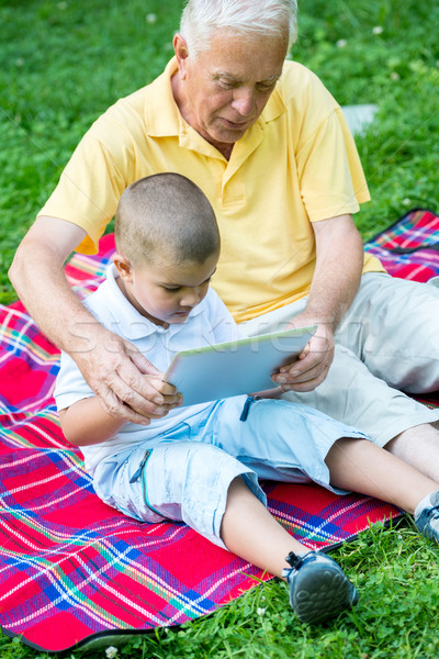 Stok fotoğraf: Dede · çocuk · park · tablet · sevmek