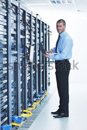 üzletember laptop hálózat szerver szoba fiatal Stock fotó © dotshock