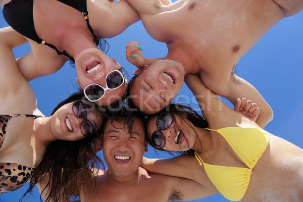 Gruppo felice giovani divertimento gioia sabbia bianca Foto d'archivio © dotshock