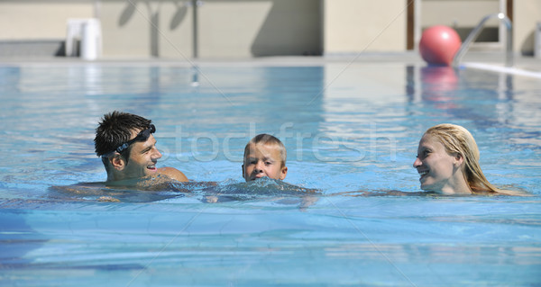 Mutlu genç aile eğlence yüzme havuzu yaz tatili Stok fotoğraf © dotshock