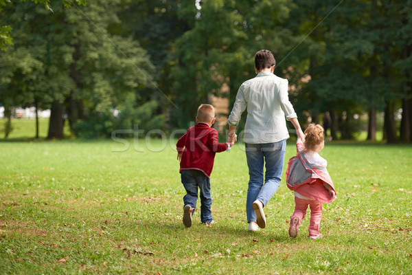 Stockfoto: Gelukkig · gezin · spelen · samen · outdoor · park · moeder