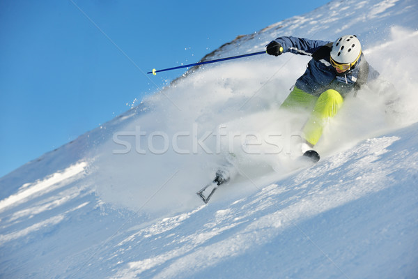 Schi proaspăt zăpadă sezonul de iarna frumos Imagine de stoc © dotshock