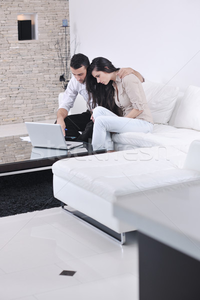 Foto stock: Alegre · casal · relaxar · trabalhar · computador · portátil · moderno