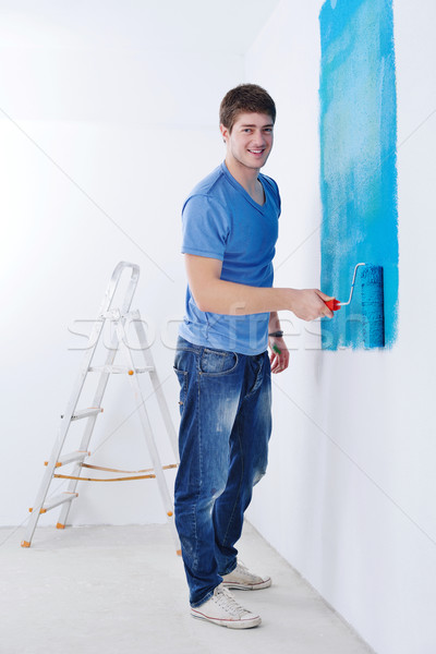 Knap jonge man verf witte muur kleur Stockfoto © dotshock