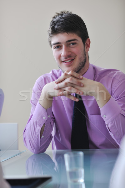 Fiatal üzletember egyedül konferenciaterem ügyvéd laptop Stock fotó © dotshock