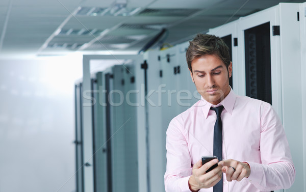 Foto stock: Hablar · teléfono · red · habitación · jóvenes · hombre · de · negocios