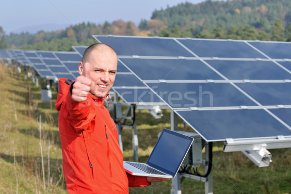 Stockfoto: Ingenieur · met · behulp · van · laptop · zonnepanelen · plant · veld · zakenman