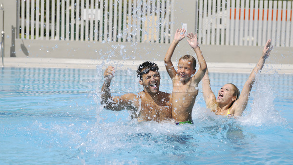 Foto stock: Feliz · jóvenes · familia · diversión · piscina · vacaciones · de · verano