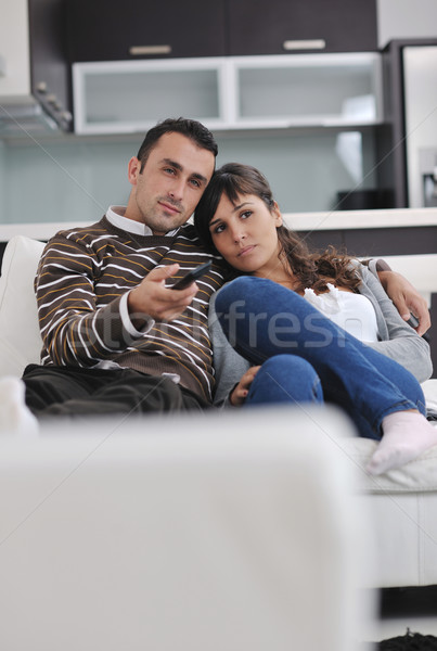 Foto stock: Assistindo · tv · casa · brilhante
