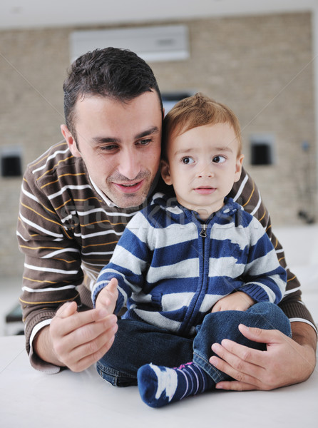 Mutlu genç aile eğlence ev rahatlatıcı Stok fotoğraf © dotshock