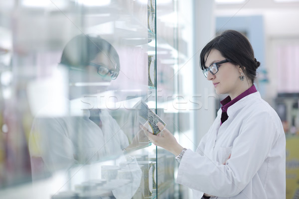 Foto stock: Farmacéutico · químico · mujer · pie · farmacia · farmacia