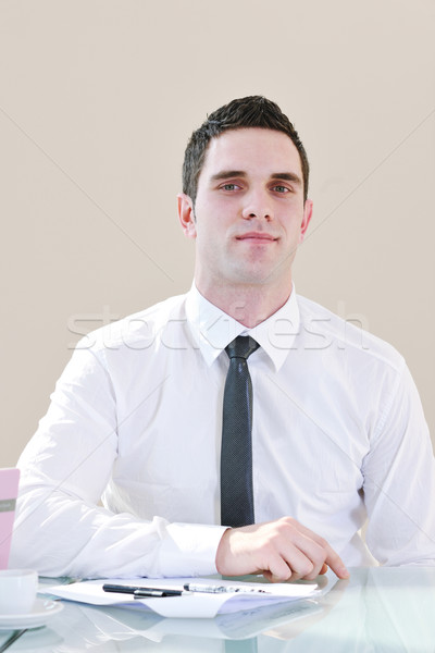 [[stock_photo]]: Jeunes · homme · d'affaires · seuls · salle · de · conférence · avocat · portable