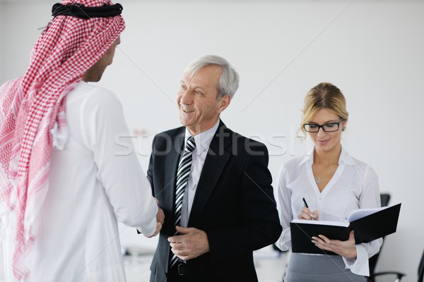 Foto stock: árabe · homem · de · negócios · reunião · reunião · de · negócios · bonito · jovem