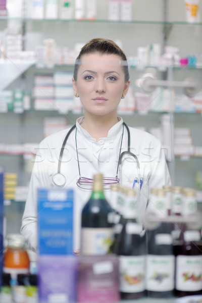 Stock fotó: Gyógyszerész · vegyész · nő · áll · gyógyszertár · drogéria