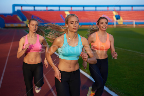 Athleten Frau Gruppe läuft Leichtathletik Rennstrecke Stock foto © dotshock