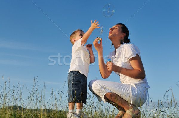 Vrouw kind bubble gelukkig outdoor spelen Stockfoto © dotshock