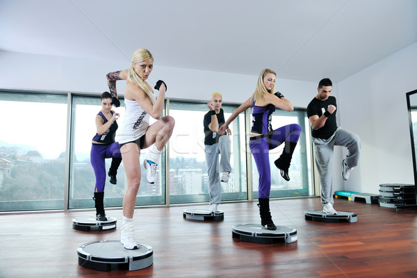 Fitnessz csoport fiatal egészséges emberek testmozgás Stock fotó © dotshock