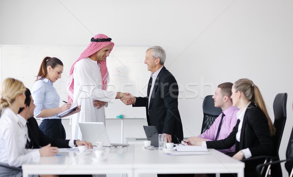 Stockfoto: Arabisch · zakenman · vergadering · zakelijke · bijeenkomst · knap · jonge