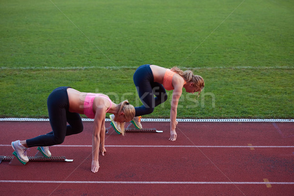 Athleten Frau Gruppe läuft Leichtathletik Rennstrecke Stock foto © dotshock