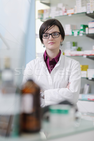 [[stock_photo]]: Pharmacien · chimiste · femme · permanent · pharmacie · pharmacie