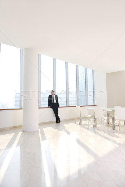 Jovem homem de negócios sozinho sala de conferência advogado laptop Foto stock © dotshock