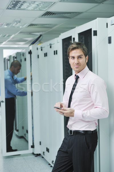 Foto stock: Hablar · teléfono · red · habitación · jóvenes · hombre · de · negocios