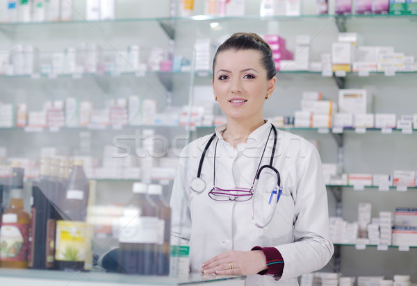 Gyógyszerész vegyész nő áll gyógyszertár drogéria Stock fotó © dotshock