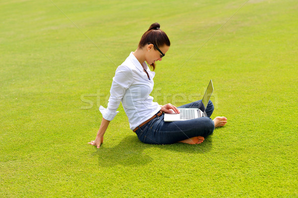 Stock fotó: Nő · laptop · park · boldog · fiatal · diák