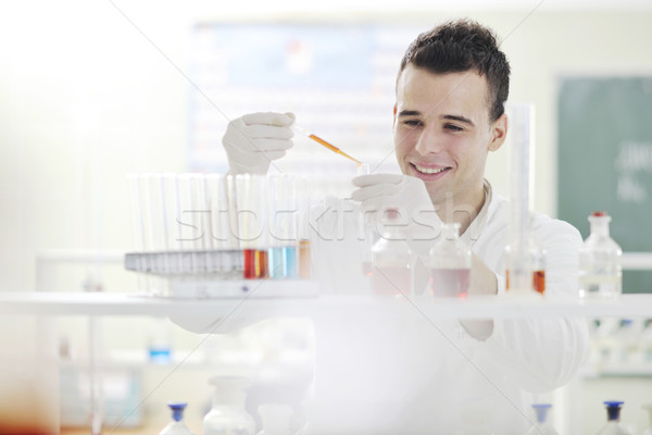 Tineri om de ştiinţă laborator tânăr chimie luminos Imagine de stoc © dotshock