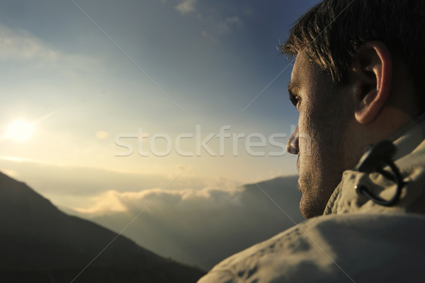 Fraîches sunrise montagne saine jeune homme pratique Photo stock © dotshock