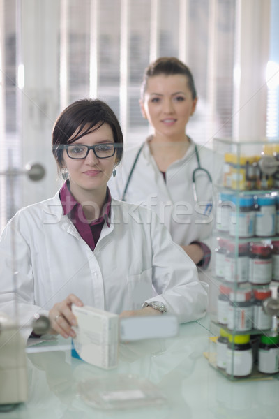 [[stock_photo]]: équipe · pharmacien · chimiste · femme · pharmacie · pharmacie