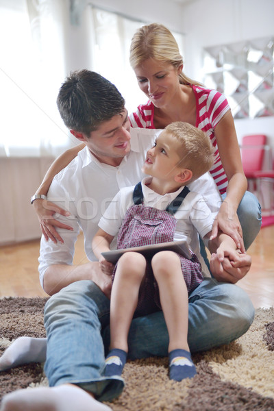 Casa de la familia feliz jóvenes familia ninos brillante Foto stock © dotshock