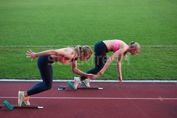 Atlet femeie grup funcţionare atletism pista de curse Imagine de stoc © dotshock