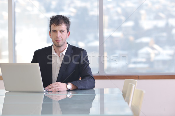 Giovani uomo d'affari sola sala conferenze avvocato laptop Foto d'archivio © dotshock