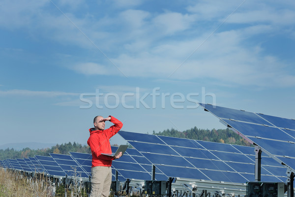 Inginer folosind laptop panouri solare plantă câmp om de afaceri Imagine de stoc © dotshock