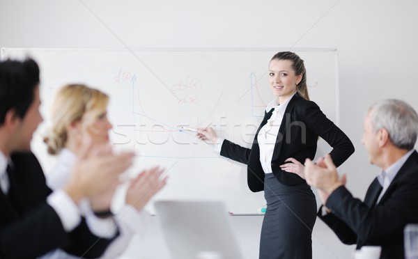 Foto stock: Mulher · de · negócios · em · pé · pessoal · bem · sucedido · moderno · brilhante