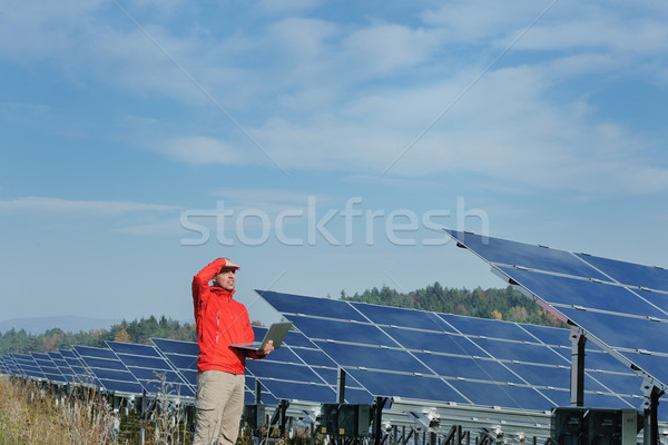 Engenheiro usando laptop painéis solares planta campo homem de negócios Foto stock © dotshock