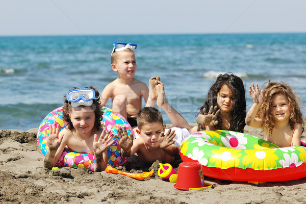 Foto stock: Nino · grupo · diversión · jugar · playa · juguetes