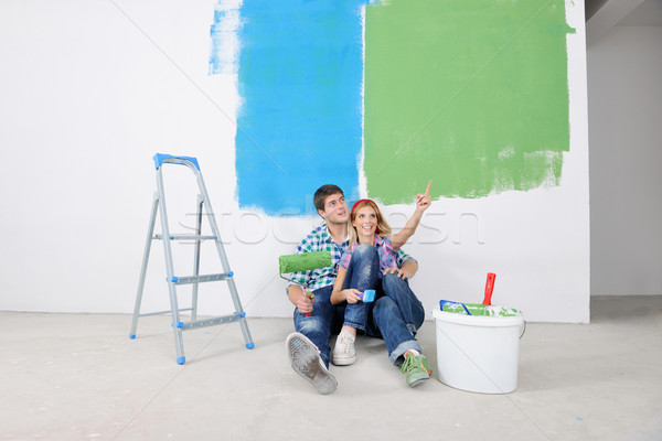 Gelukkig jonge ontspannen schilderij nieuw huis Stockfoto © dotshock