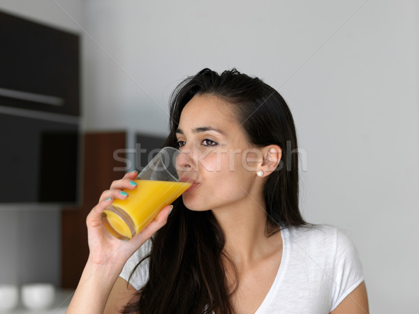 Stok fotoğraf: Kadın · içme · meyve · suyu · mutfak · portre · mutlu